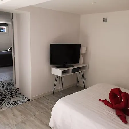 50 M2 Dans Maison Privative Avec Terrasse Et Jardin Privee *