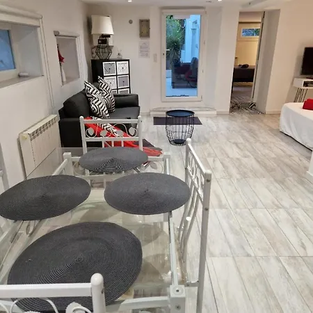 50 M2 Dans Maison Privative Avec Terrasse Et Jardin Privee Le Cannet