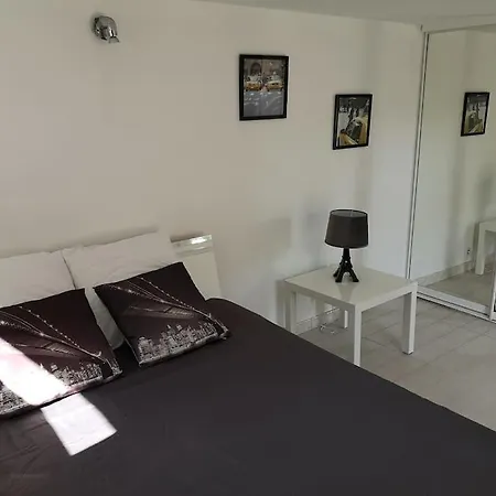 50 M2 Dans Maison Privative Avec Terrasse Et Jardin Privee *